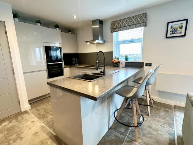 2 bed flat for sale