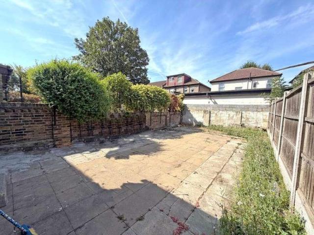 2 bed flat for sale