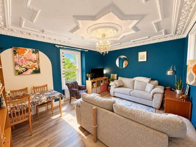 2 bed flat for sale