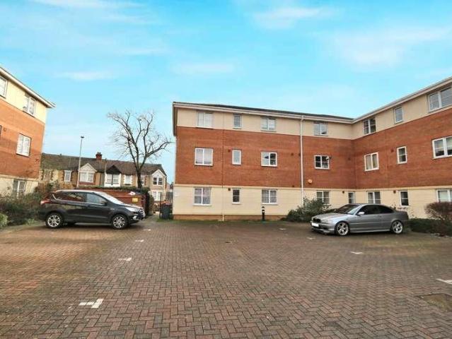 2 bed flat for sale