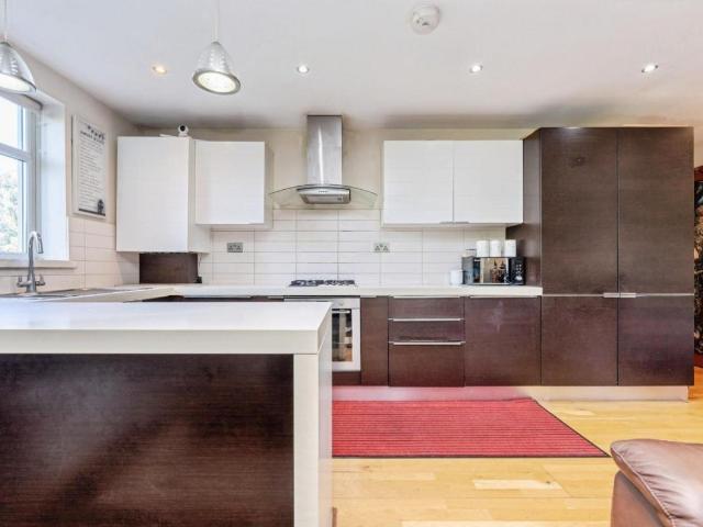 2 bed flat for sale