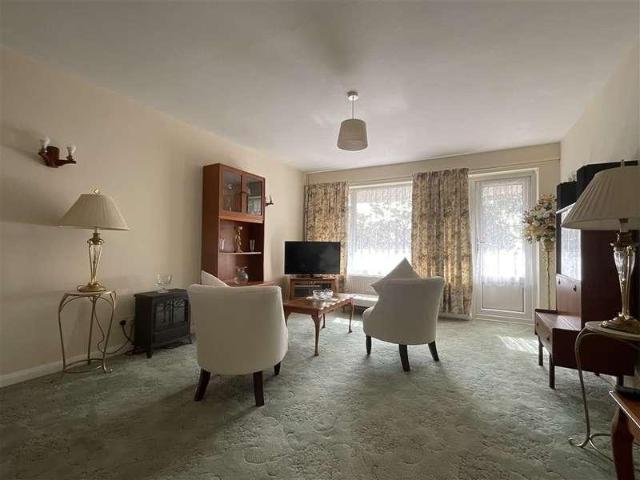 2 bed flat for sale