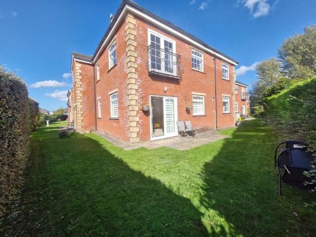 2 bed flat for sale