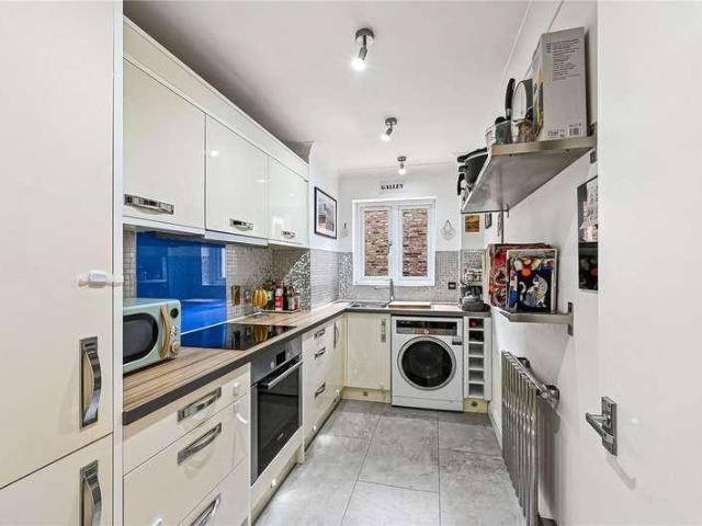 2 bed flat for sale