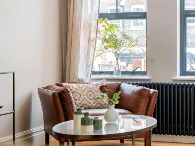 2 bed flat for sale