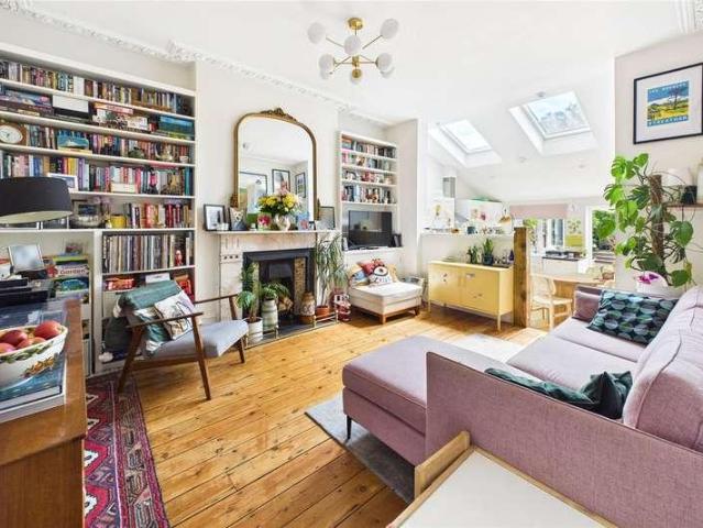 2 bed flat for sale