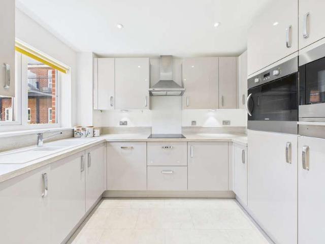 2 bed flat for sale
