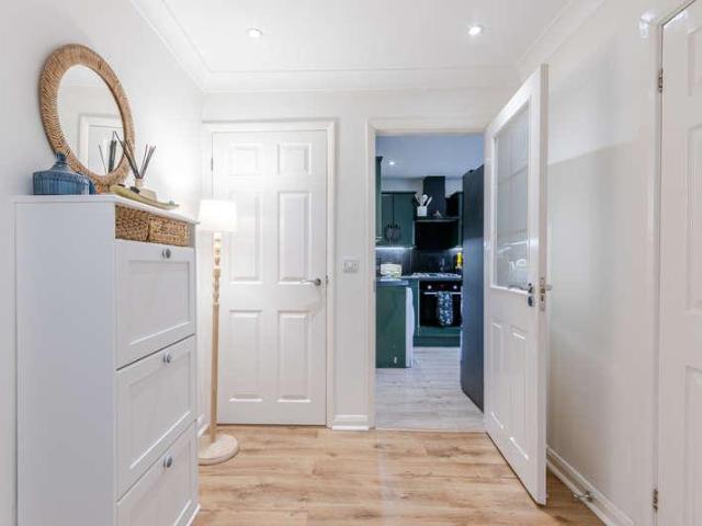 2 bed flat for sale