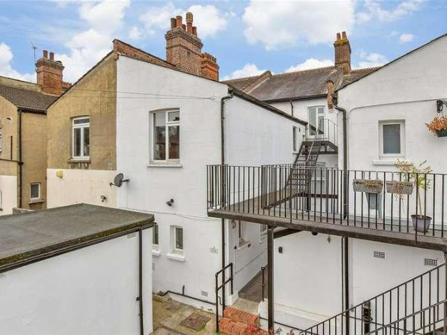 2 bed flat for sale