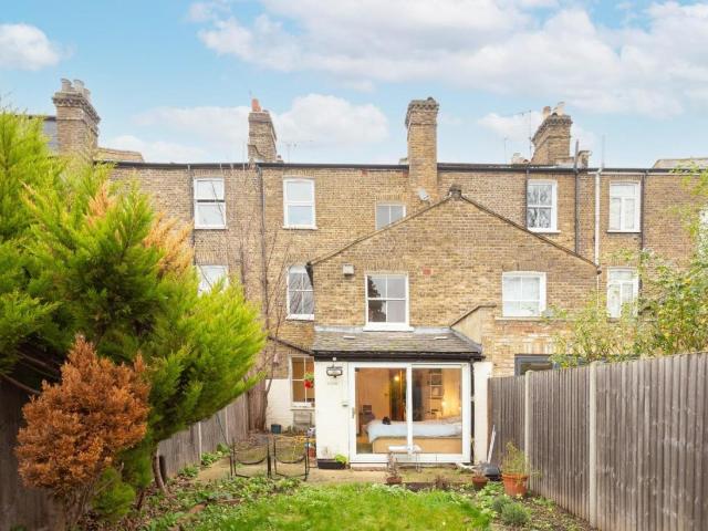 2 bed flat for sale