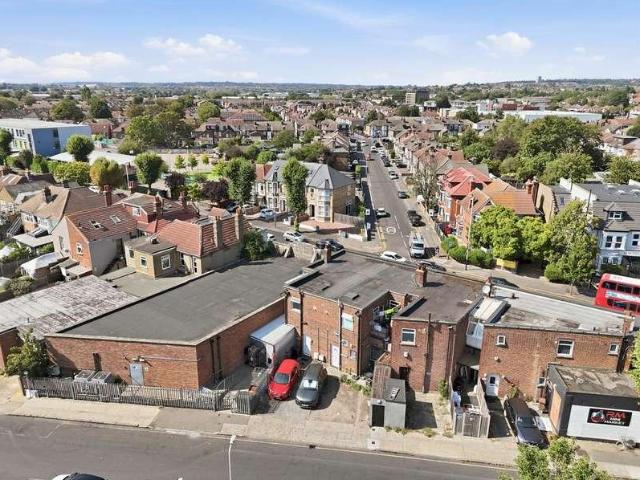 2 bed flat for sale