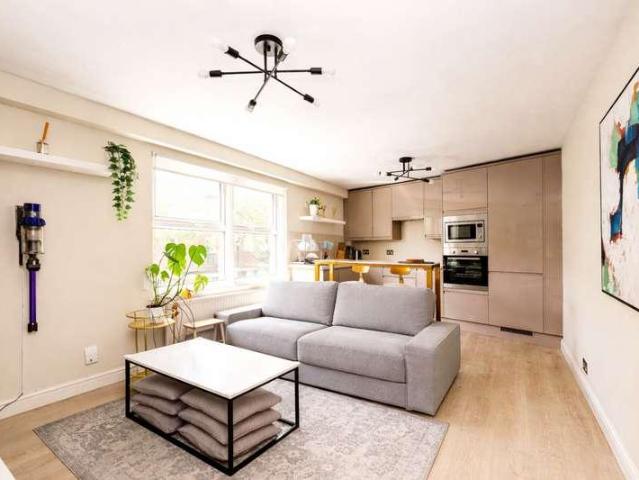 2 bed flat for sale