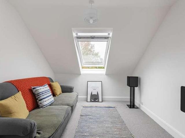 2 bed flat for sale