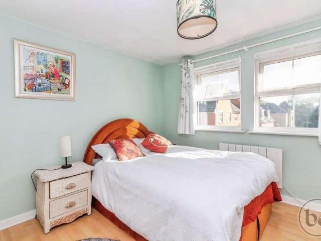 2 bed flat for sale