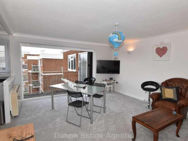 2 bed flat for sale