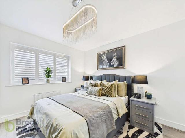 2 bed flat for sale