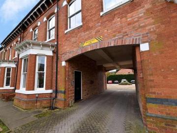 2 bed flat for sale