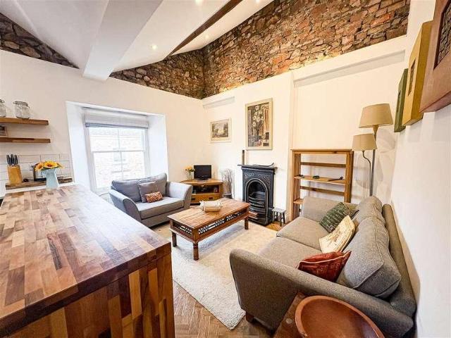 2 bed flat for sale