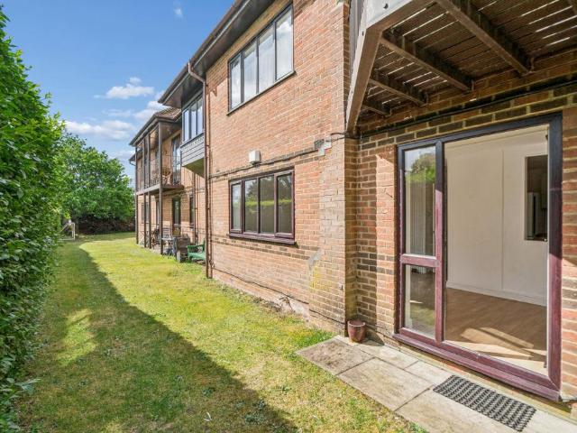 2 bed flat for sale