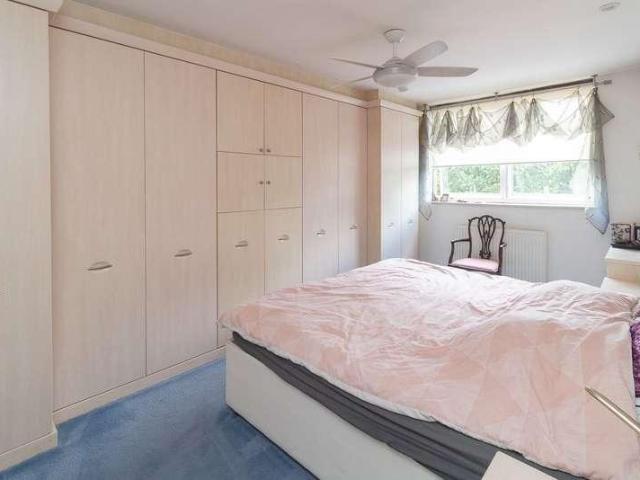 2 bed flat for sale