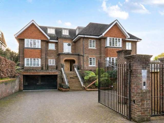2 bed flat for sale