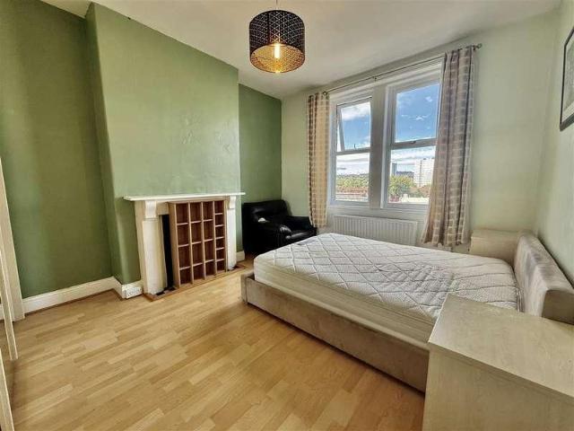 2 bed flat for sale