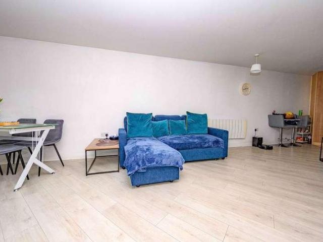 2 bed flat for sale