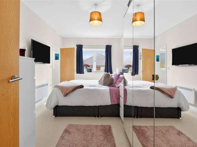 2 bed flat for sale