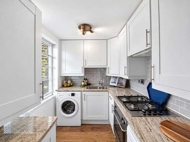 2 bed flat for sale