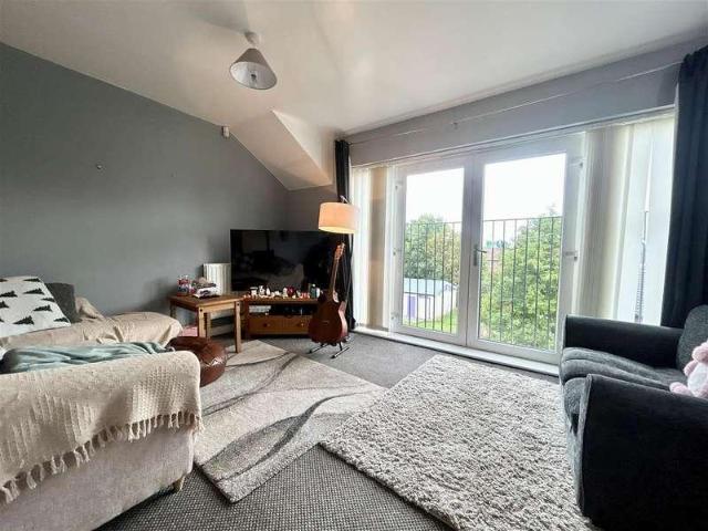 2 bed flat for sale