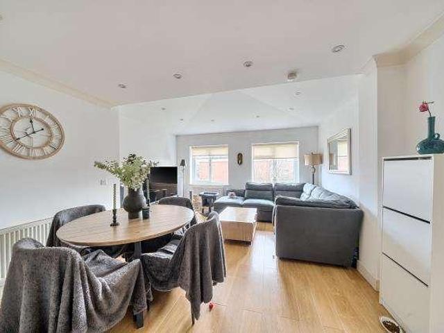 2 bed flat for sale