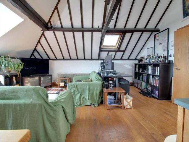 2 bed flat for sale