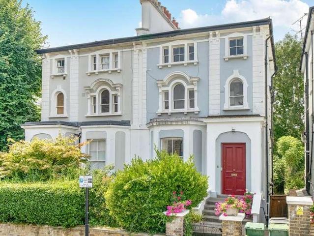 2 bed flat for sale