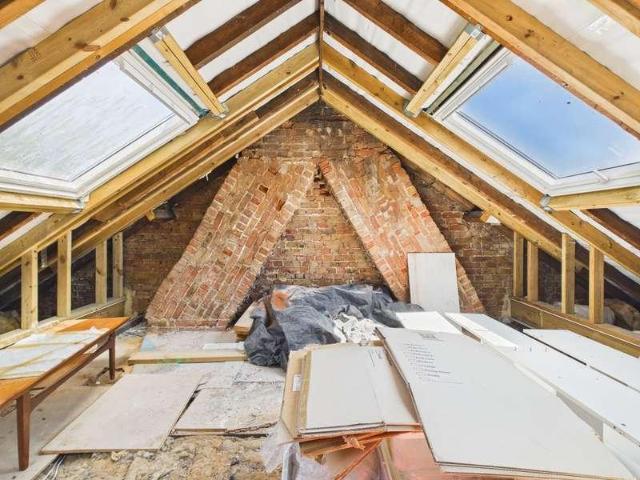 2 bed flat for sale