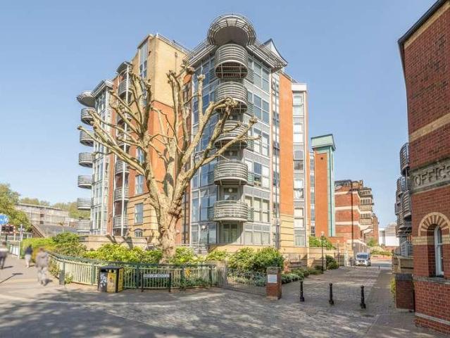 2 bed flat for sale