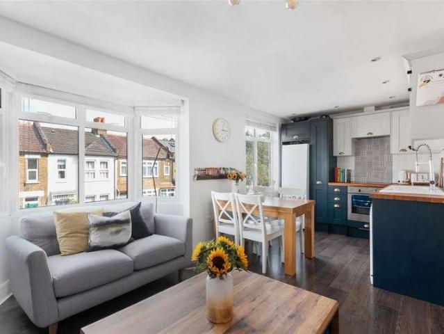 2 bed flat for sale