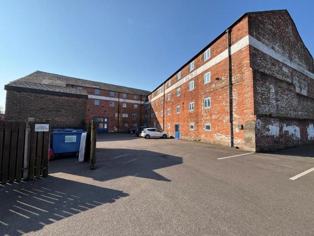 2 bed flat for sale