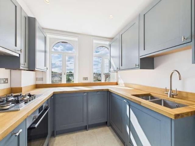 2 bed flat for sale