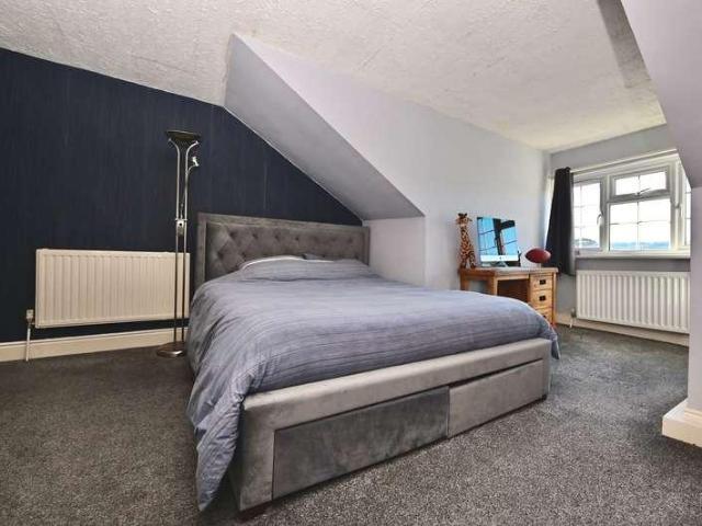 2 bed flat for sale