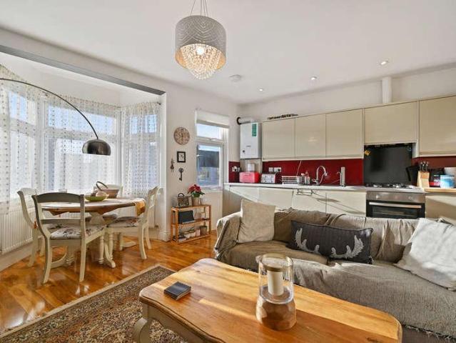 2 bed flat for sale