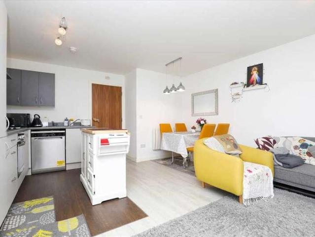 2 bed flat for sale