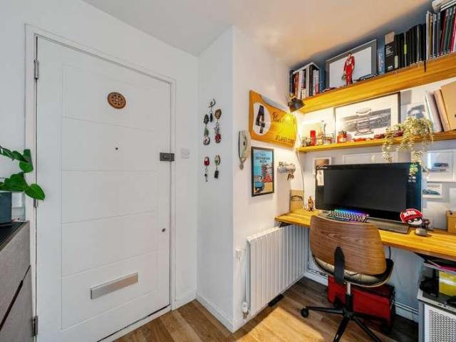 2 bed flat for sale