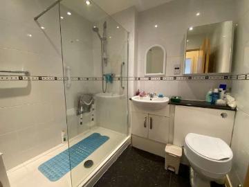 2 bed flat for sale