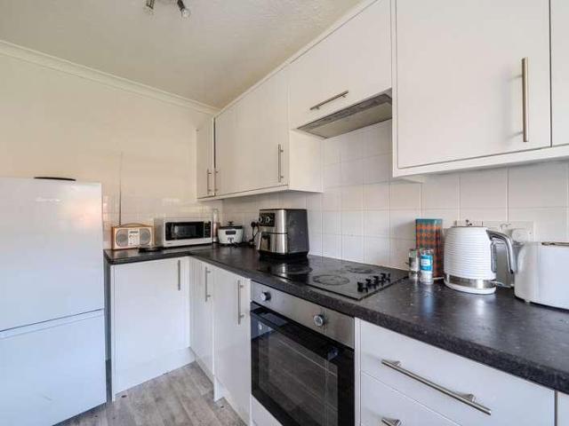 2 bed flat for sale