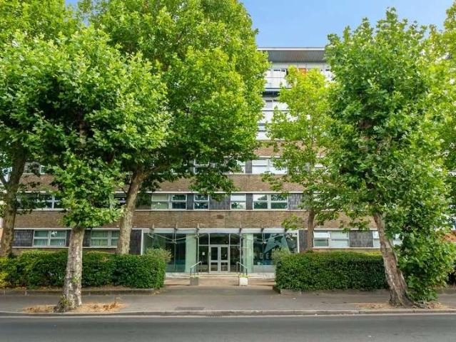 2 bed flat for sale