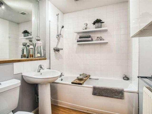 2 bed flat for sale