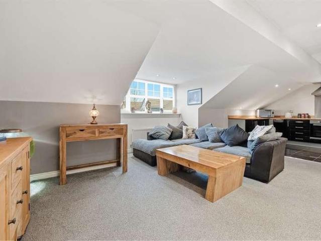 2 bed flat for sale