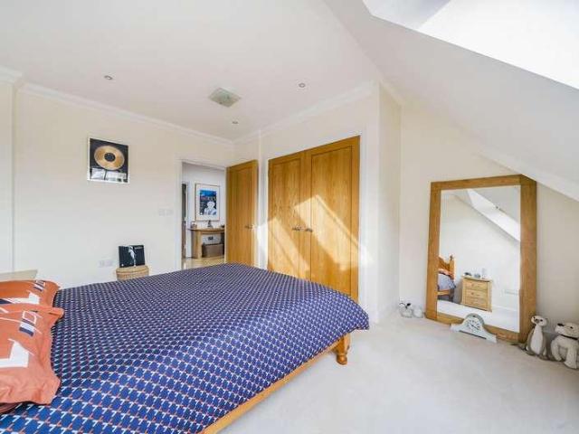 2 bed flat for sale