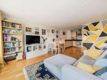 2 bed flat for sale