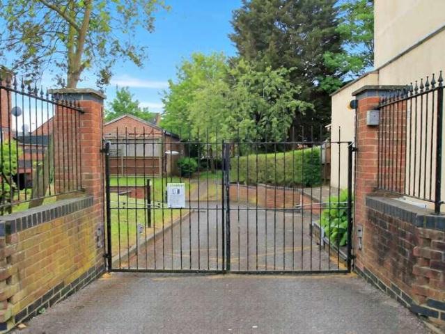 2 bed flat for sale